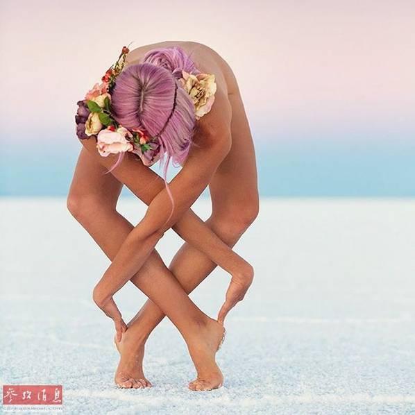  女子瑜伽尽显柔韧之美